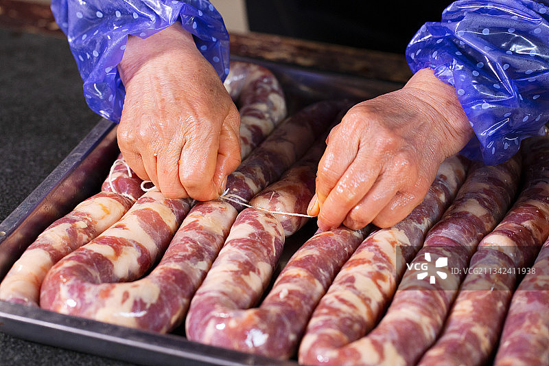 传统的中国腊肠制作图片素材