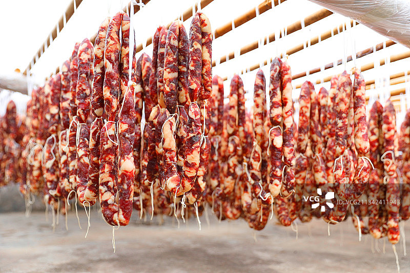 传统的中国腊肠制作图片素材