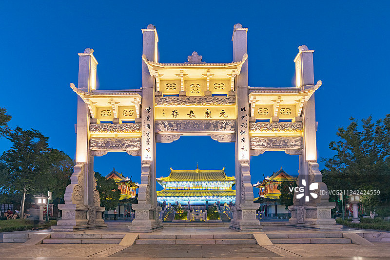 湖北省麻城市孝感乡移民文化公园进士堂夜景图片素材