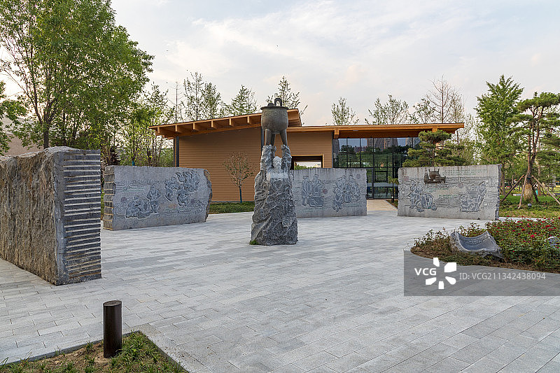 河南郑州：郑州商城国家考古遗址公园内的青铜模范图片素材