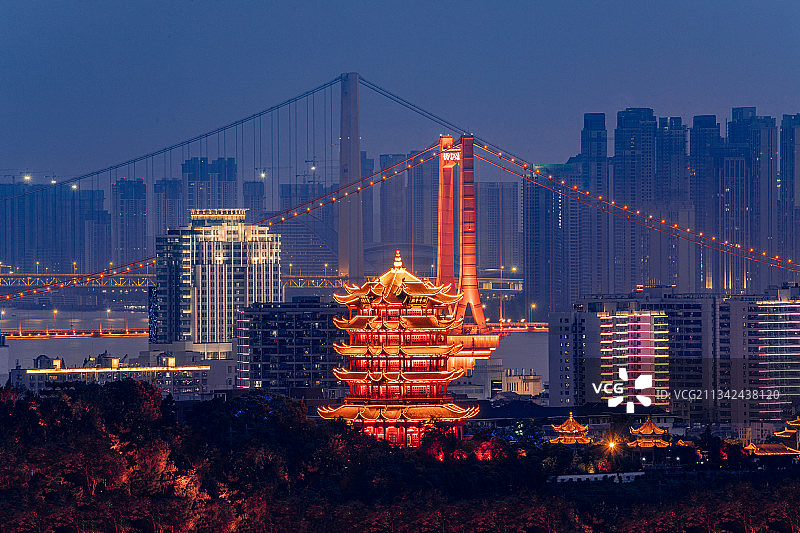 武汉市杨泗港长江大桥鹦鹉洲长江大桥与黄鹤楼灯光夜景图片素材