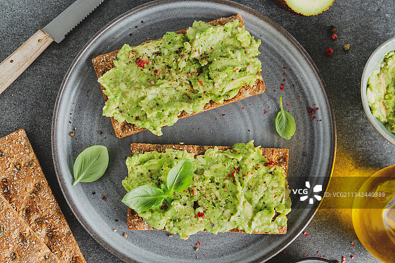 直接上方拍摄的食物在盘子上的桌子图片素材