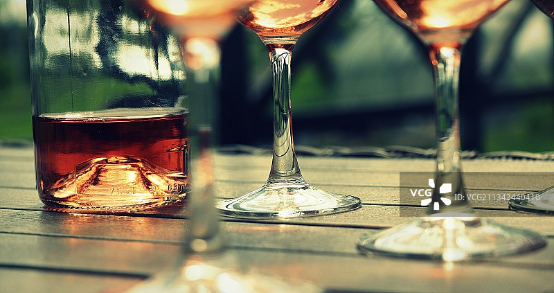 桌上的威士忌酒杯特写，美国图片素材