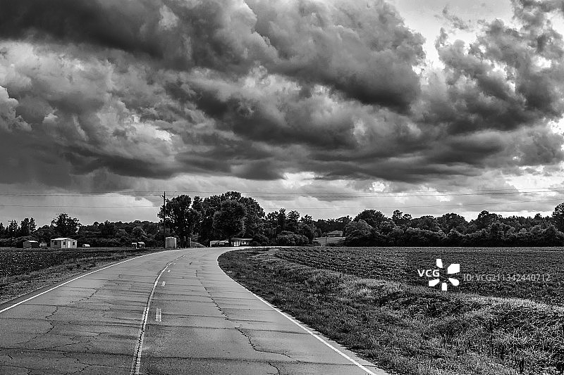 美国阿拉巴马州弗农的田野空旷道路图片素材