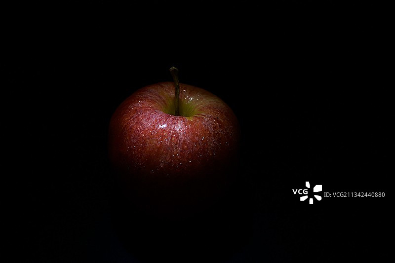 黑色背景下的苹果特写，印度西孟加拉邦加尔各答图片素材