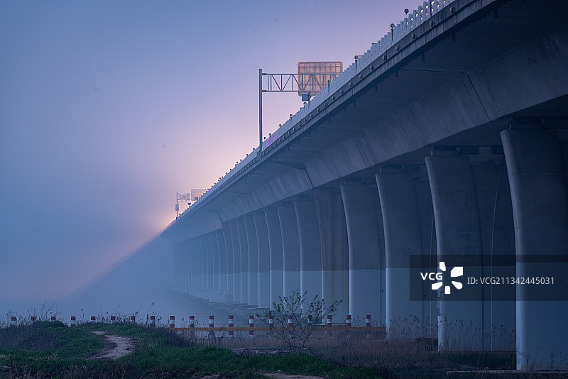 夜色和雾气中的上海长江大桥，车灯照亮前路图片素材