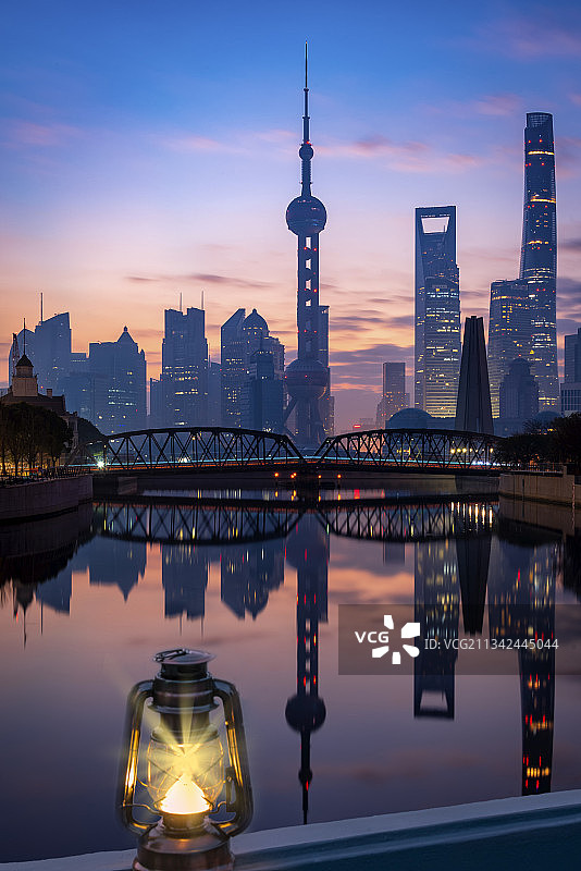 日出时分的外白渡桥和浦东陆家嘴天际线，马灯发出光芒图片素材