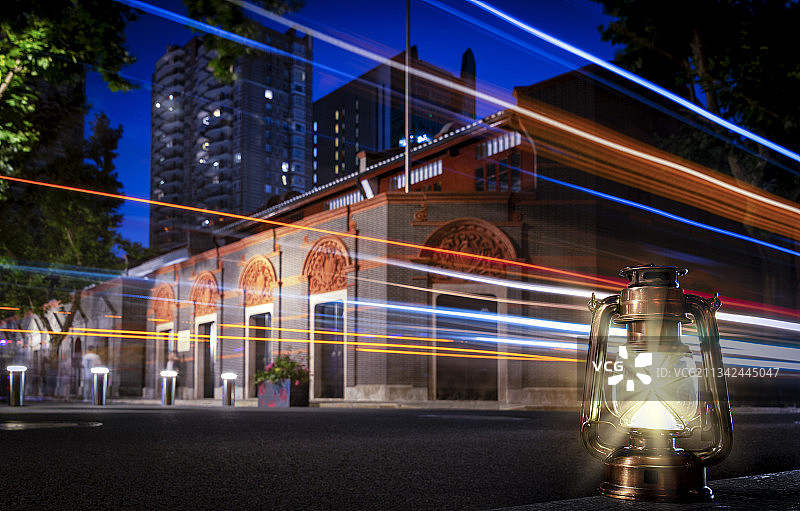 夜色中的中共一大会址，车流拉出轨迹，马灯发出光芒，初心之地图片素材