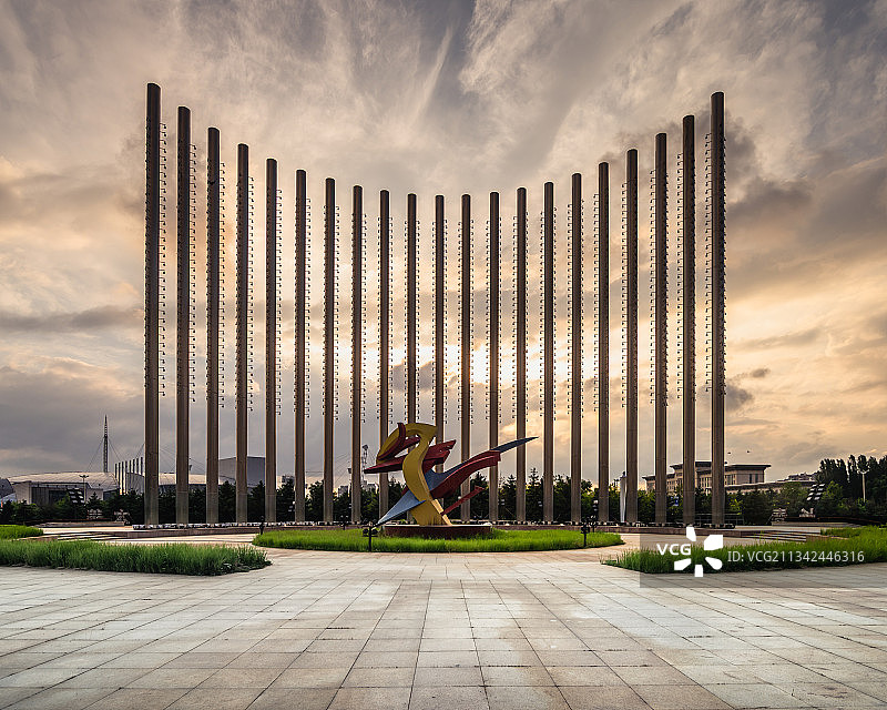 长春世纪广场二十一世纪主题雕塑汽车广告背景图图片素材