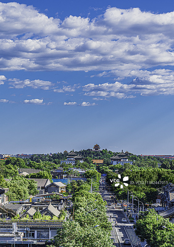 夏日里，从北京鼓楼上眺望鼓楼大街和景山公园图片素材