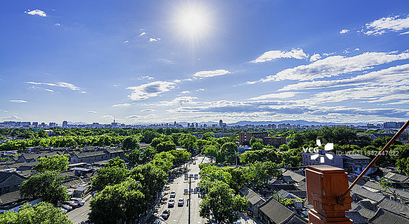 夏日里，从北京鼓楼上眺望北京西边天际线和西山图片素材
