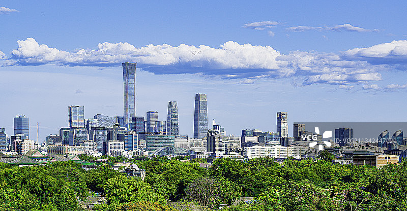 夏日里从北京鼓楼眺望CBD天际线图片素材