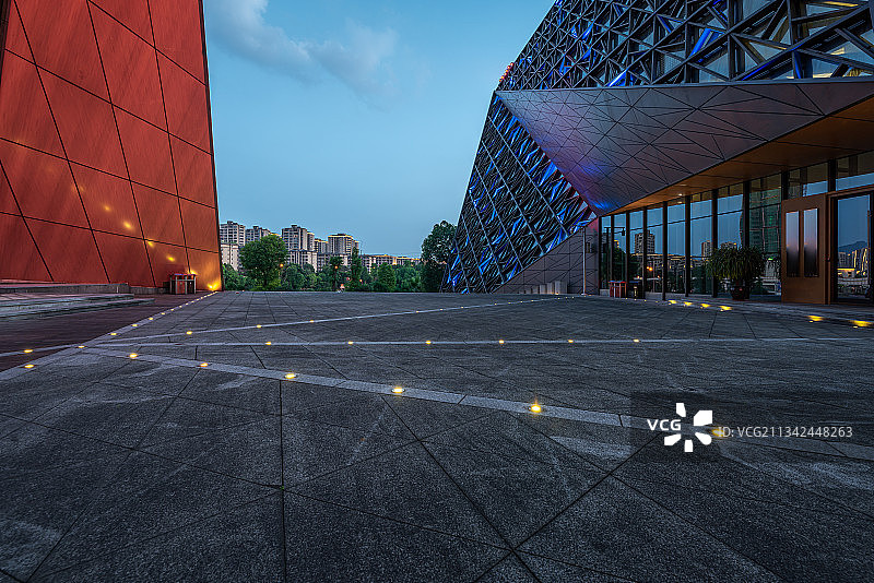 重庆大剧院现代建筑夜景广场地面图片素材
