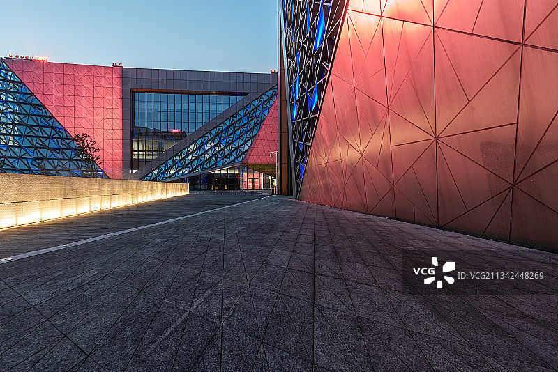 重庆大剧院现代建筑夜景广场地面图片素材
