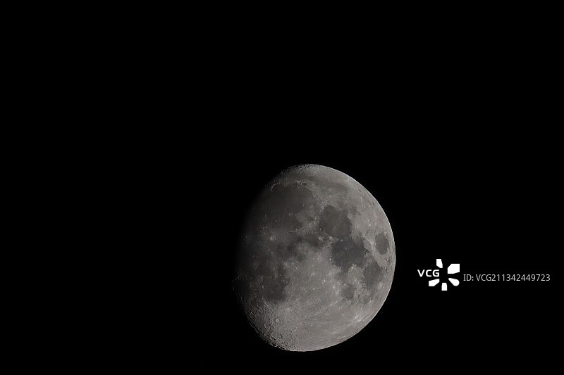 月亮在夜晚晴朗的天空下的低角度视图图片素材