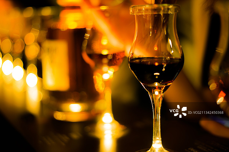 桌上葡萄酒杯特写图片素材