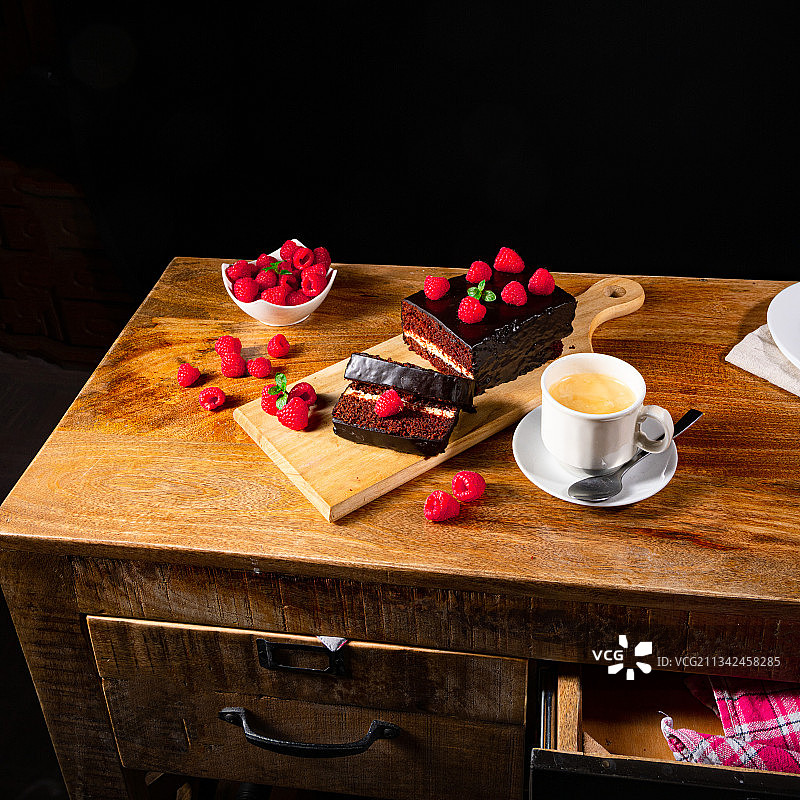 餐桌上早餐的高视角图片素材