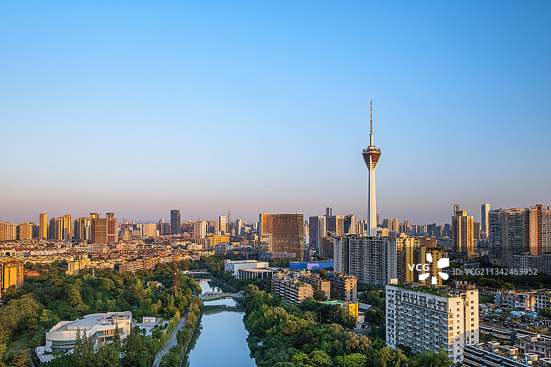 黄昏时的成都锦绣天府塔（电视塔）及成都天际线图片素材