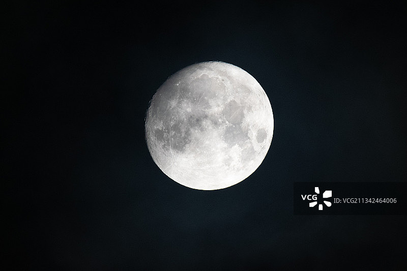 夜晚瑞典乌普萨拉的月亮图片素材