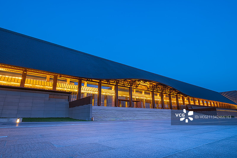 天府国际会议中心夜景，汽车广告背景图图片素材