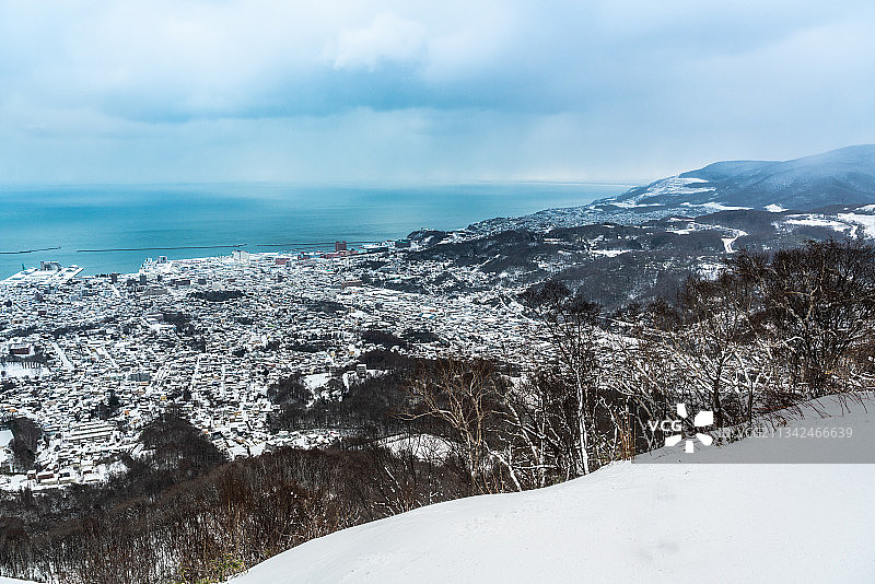 日本小樽天狗山滑雪场的雪景图片素材