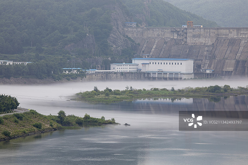 辽宁省本溪市桓仁满族自治县桓仁水库下游浑江在大雾的笼罩下宛如图片素材