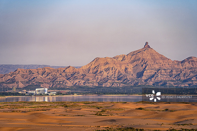 乌兰布和沙漠和乌海的甘德尔山图片素材