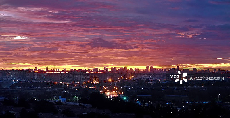清晨火烧云和朝霞中的成都市区建筑天际线图片素材