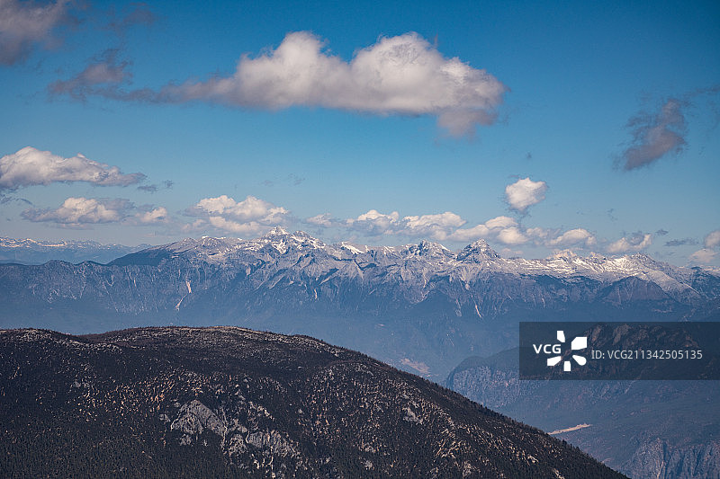 在哈巴雪山上遥望横断山脉图片素材