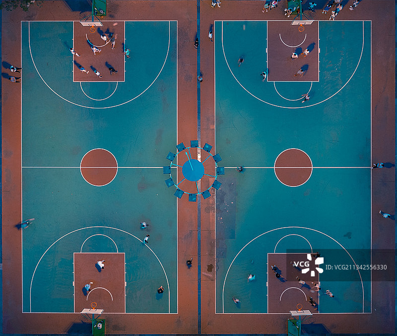 灯光下的篮球场图片素材