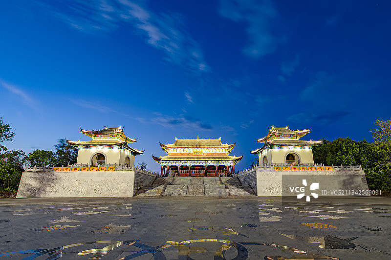 湖北省麻城市孝感乡移民文化公园祭祖大殿广场夜景图片素材