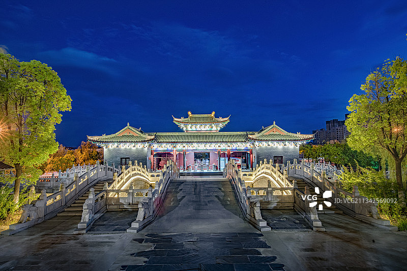 湖北省麻城市孝感乡移民文化公园南大门广场夜景图片素材