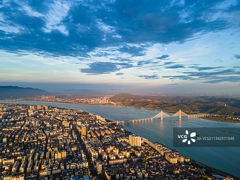 航拍广东省肇庆市城市主干道阅江大桥图片素材