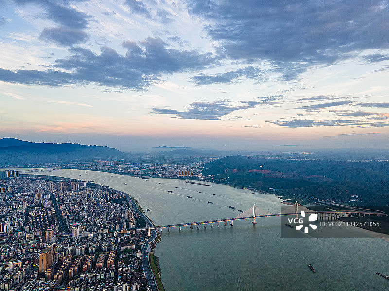 航拍广东省肇庆市城市主干道阅江大桥图片素材