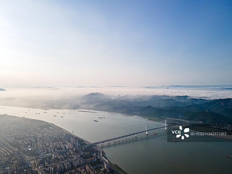航拍广东省肇庆市城市主干道阅江大桥图片素材