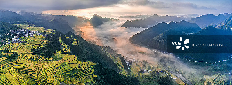 大山深处梯田图片素材