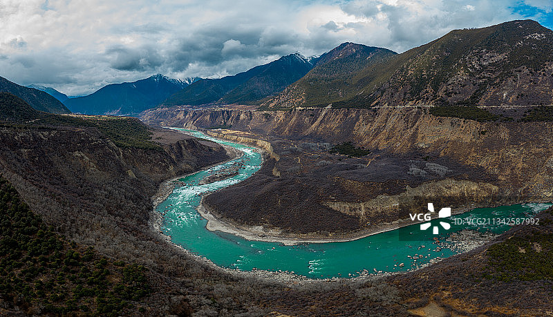 雅鲁藏布江大峡谷河谷全景图图片素材