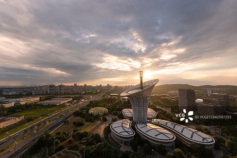 日落时分的武汉光谷未来科技城武汉新能源研究所图片素材