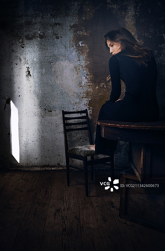 悲伤沉思的餐桌女子图片素材