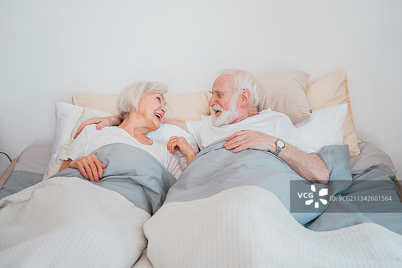 年长夫妇在床上图片素材