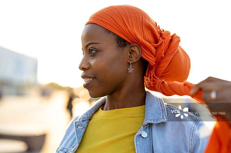 年轻女子在日落时分享受户外，波兰华沙图片素材