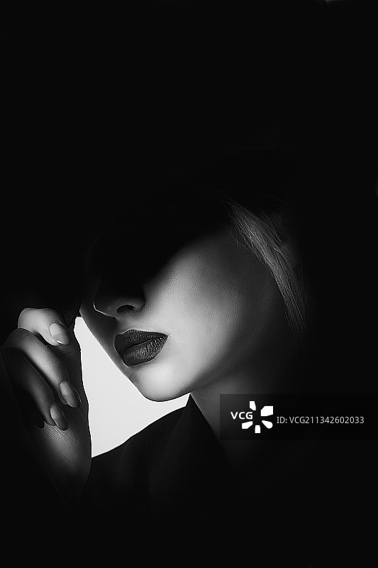 黑色背景下的年轻女子特写图片素材