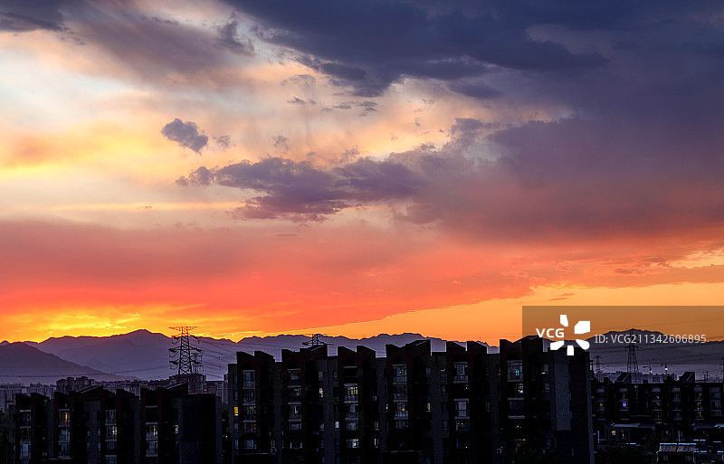 北京西二旗眺望西山晚霞如藏龙图片素材
