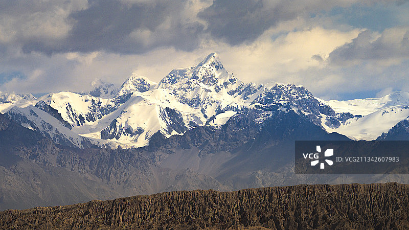 天山之王托木尔峰图片素材