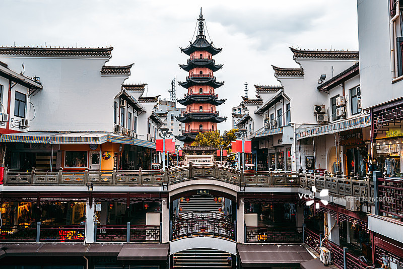 宁波城隍庙商业步行街与天封塔全景图片素材