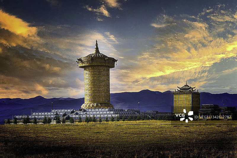 阿万仓湿地公园-宁玛派最大的转经筒图片素材