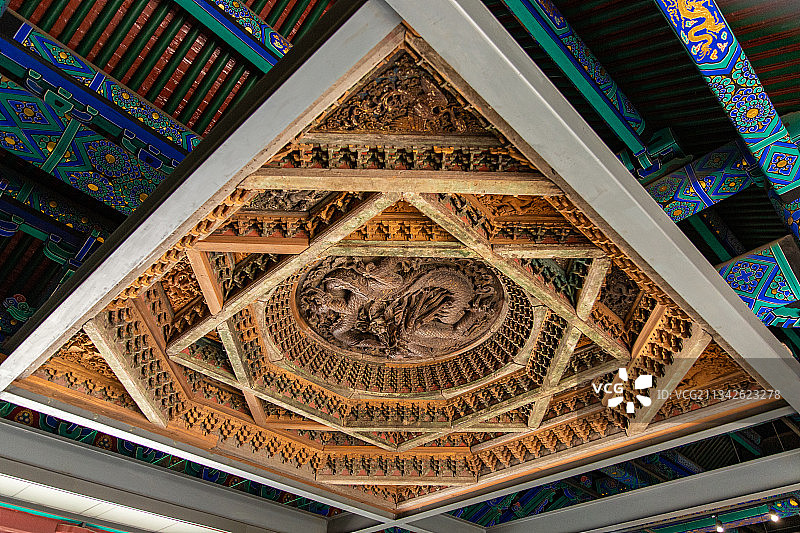 北京先农坛隆福寺正觉殿明间金丝楠木盘龙藻井图片素材