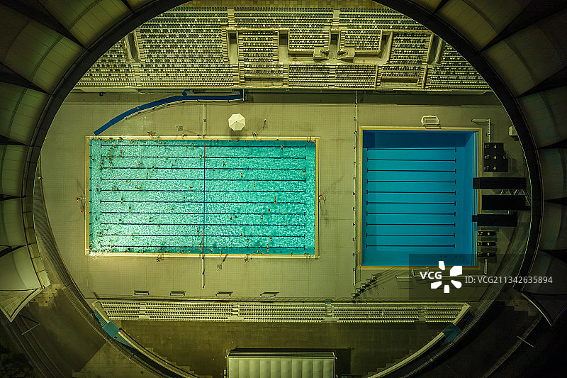 游泳馆之夜图片素材