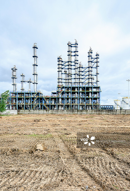 正在建设中的化工厂车间塔装置图片素材