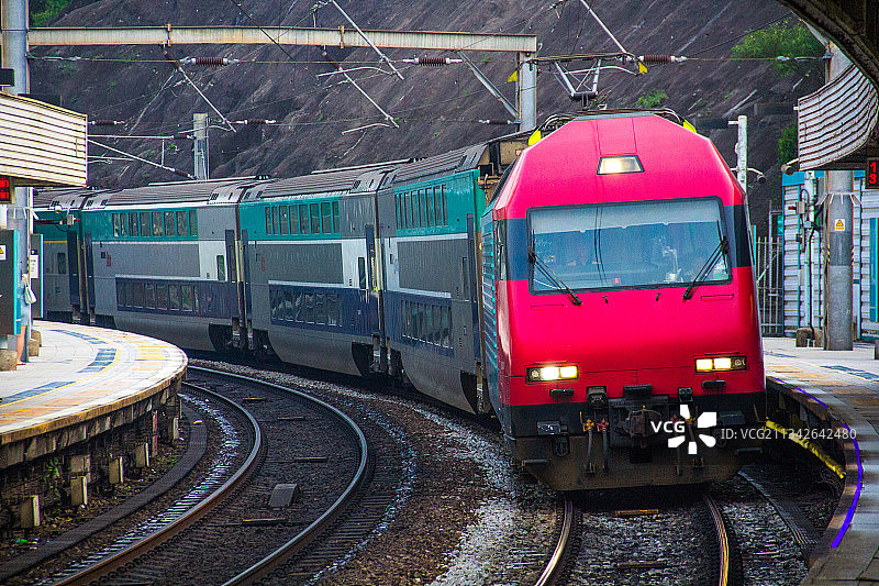 火车通过弯道站台图片素材